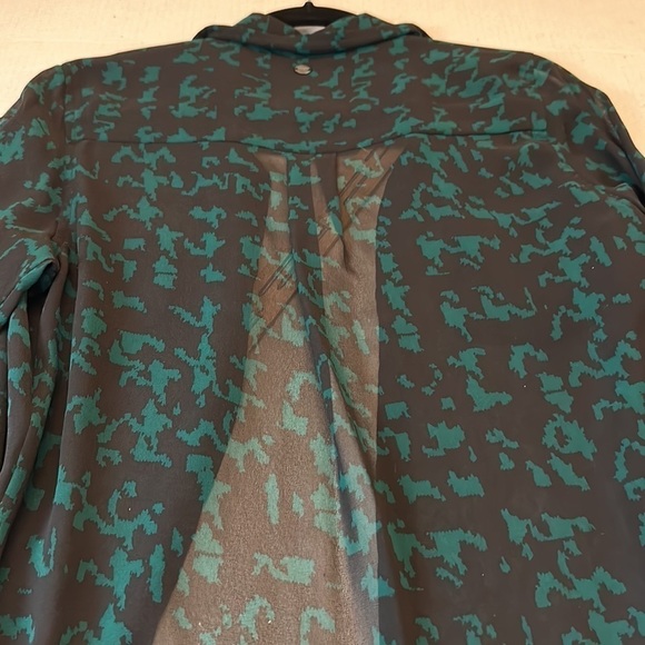 Guess sheer button down blouse. - Picture 10 of 10